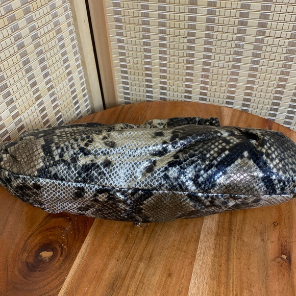 🔶Metallic Python Print Clutch Purse With Silver Tone Chain Strap - Picture 3 of 6